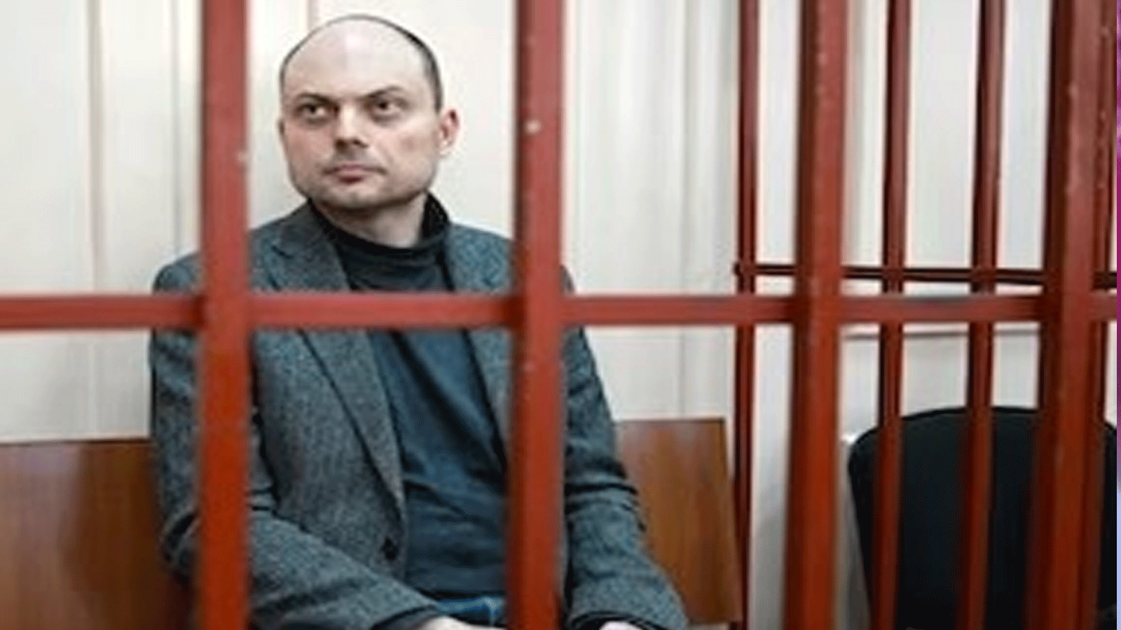 الصحفي الناشط مورزا وراء القضبان في محكمة موسكو