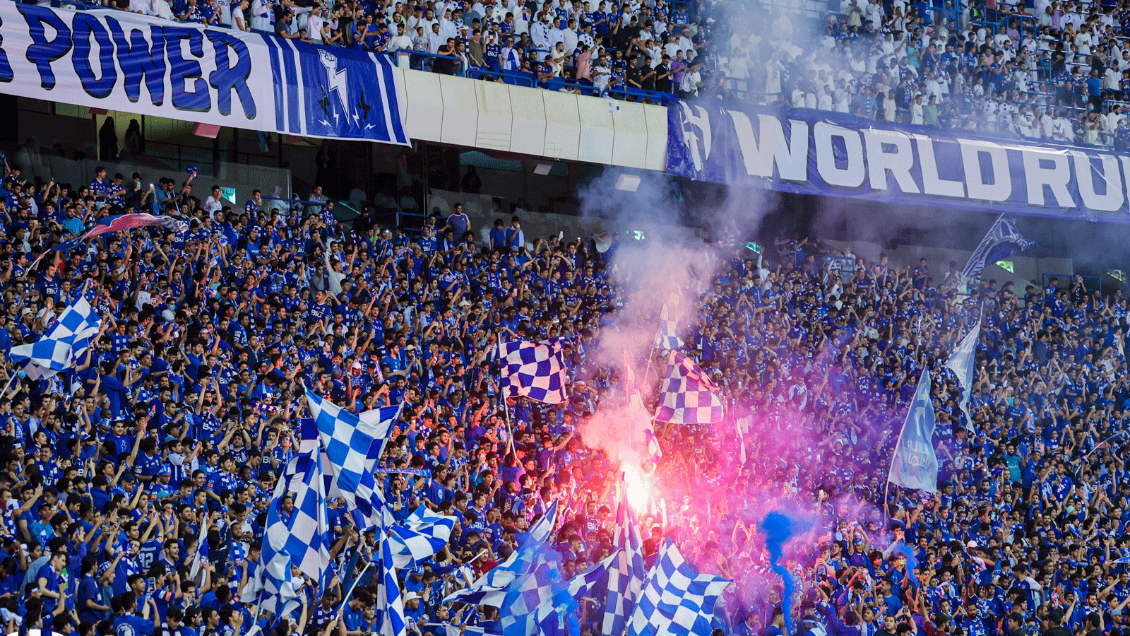 مشجعو الهلال يحتفلون بفوزه على النصر(تويتر)