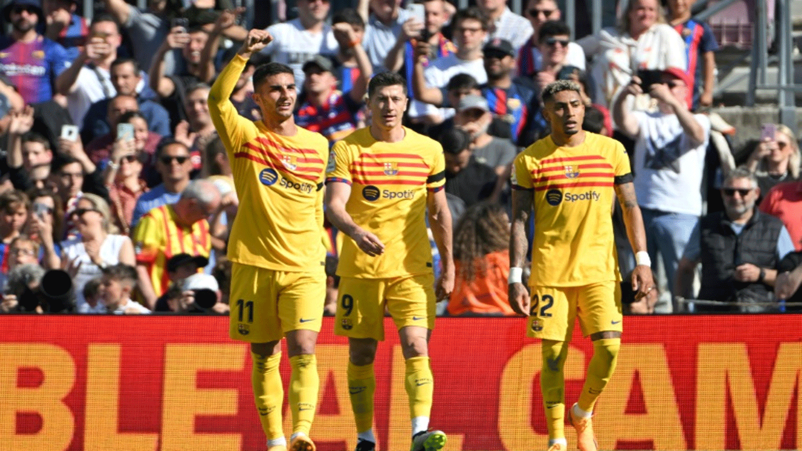 لاعبو برشلونة يحتفلون بهزّ شباك أتلتيكو مدريد (1-0) في الدوري الاسباني في 23 نيسان/أبريل 2023