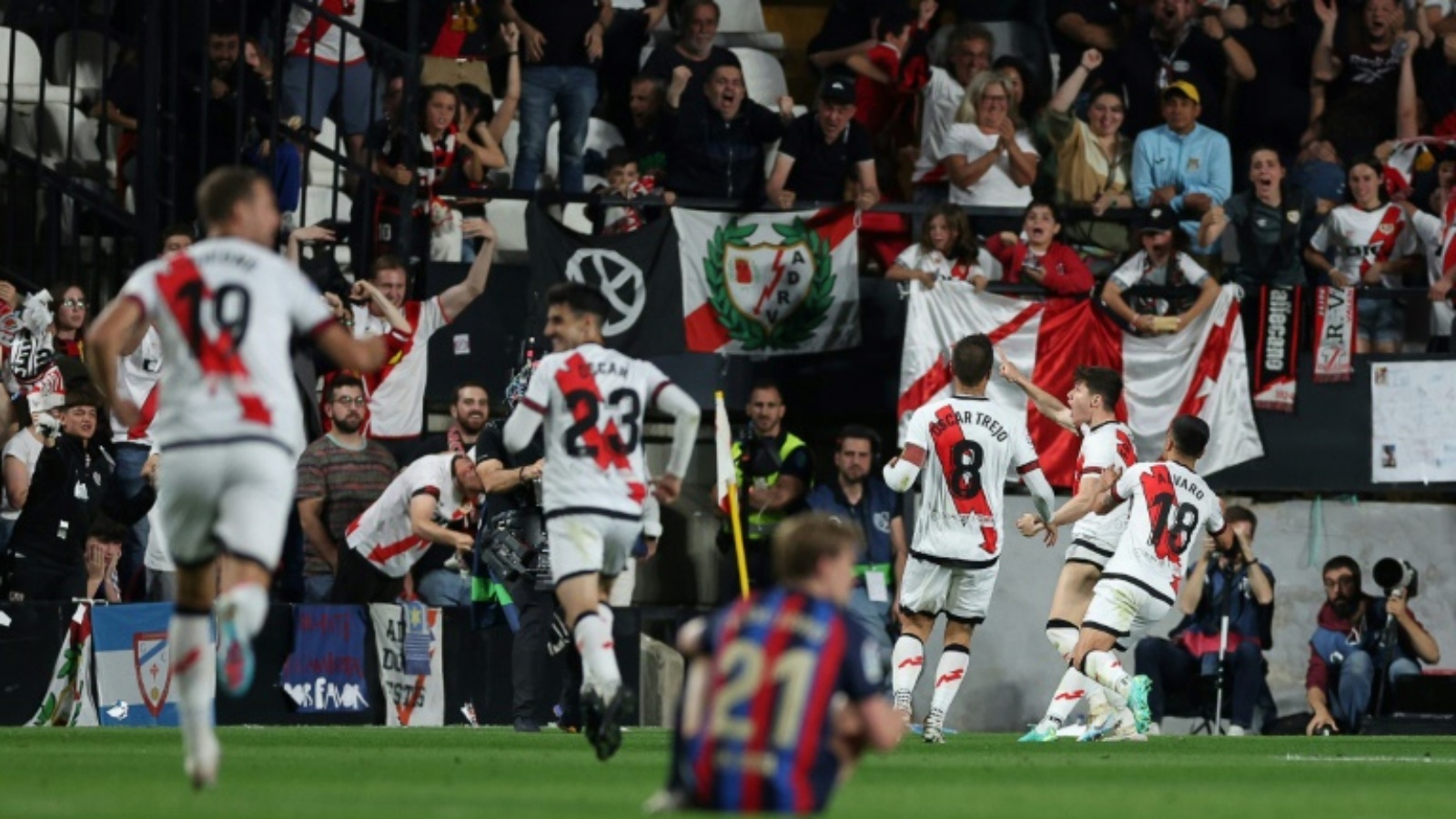 لاعبو رايو فايكانو يحتفلون بالهدف الثاني في مرمى برشلونة. 26 أبريل 2023