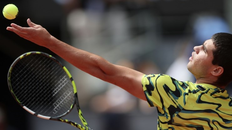 الإسباني كارلوس ألكاراس يُرسل خلال مواجهته مع الألماني ألكسندر زفيريف في ثمن نهائي دورة مدريد بكرة المضرب. 2 أيار/مايو 2023