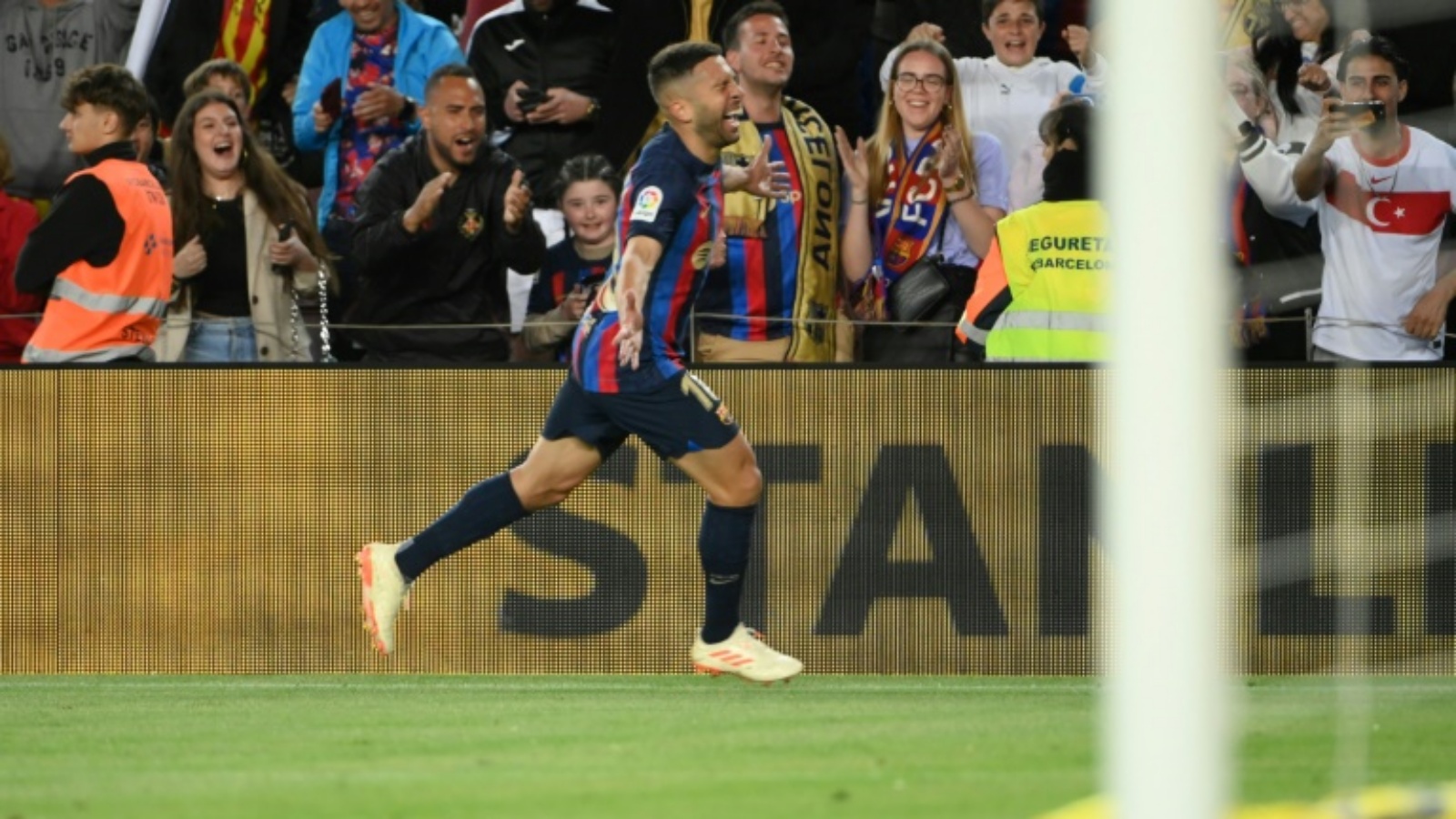 مدافع برشلونة جوردي ألبا محتفلاً بتسجيله هدف الفوز في مرمى أوساسونا 2 مايو 2023 