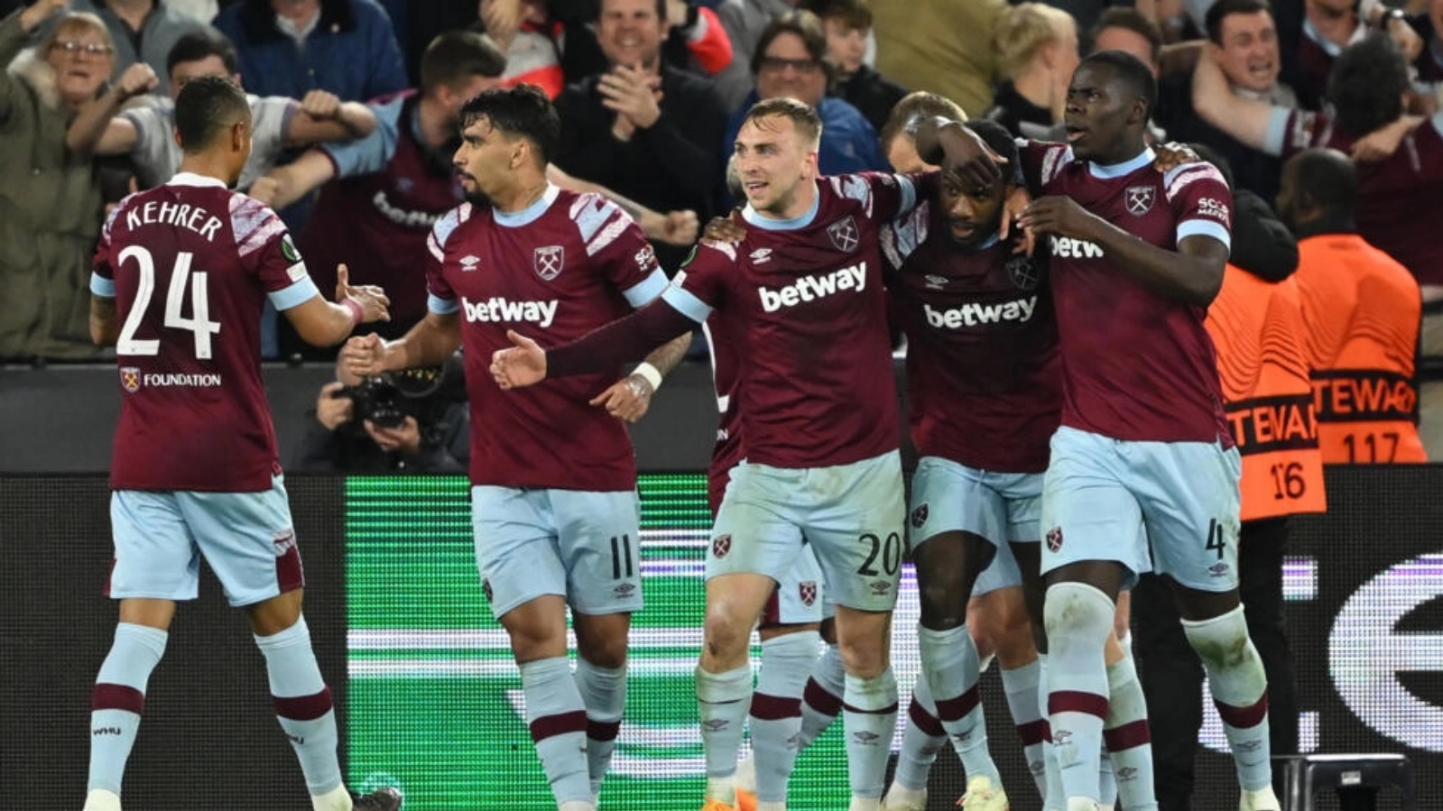 لاعبو وست هام يونايتد الانكليزي يحتفلون بالفوز على ألكمار الهولندي (2-1) في ذهاب نصف نهائي مسابقة كونفرنس ليغ في لندن في 11 مايو 2023.