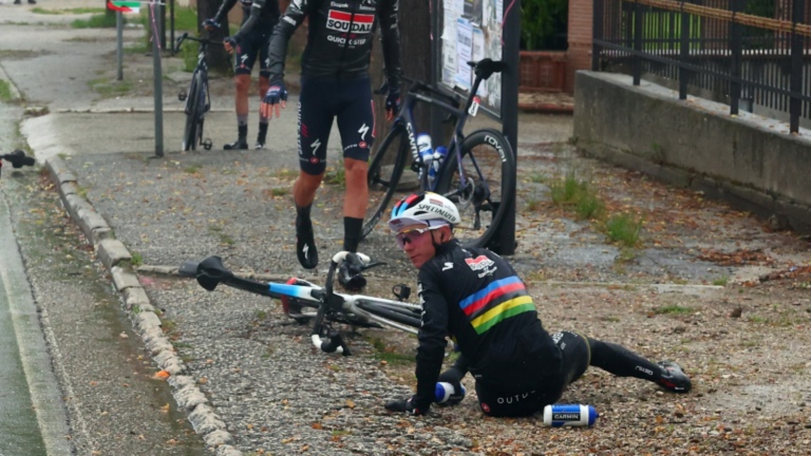 الدراج البلجيكي ريمكو إيفينبول لحظة سقوطه بسبب كلب كان يعبر الطريق في المرحلة الخامسة من طواف ايطاليا للدراجات الهوائية في العاشر من مايو 2023.