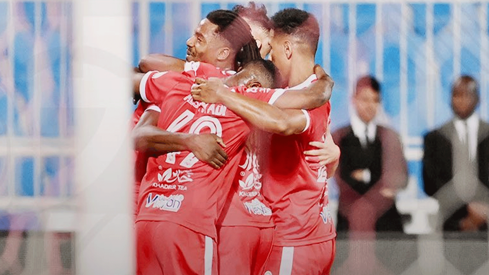 لقطة احتفالية للاعبي الوحدة بعد فوزهم على الشباب(تويتر)