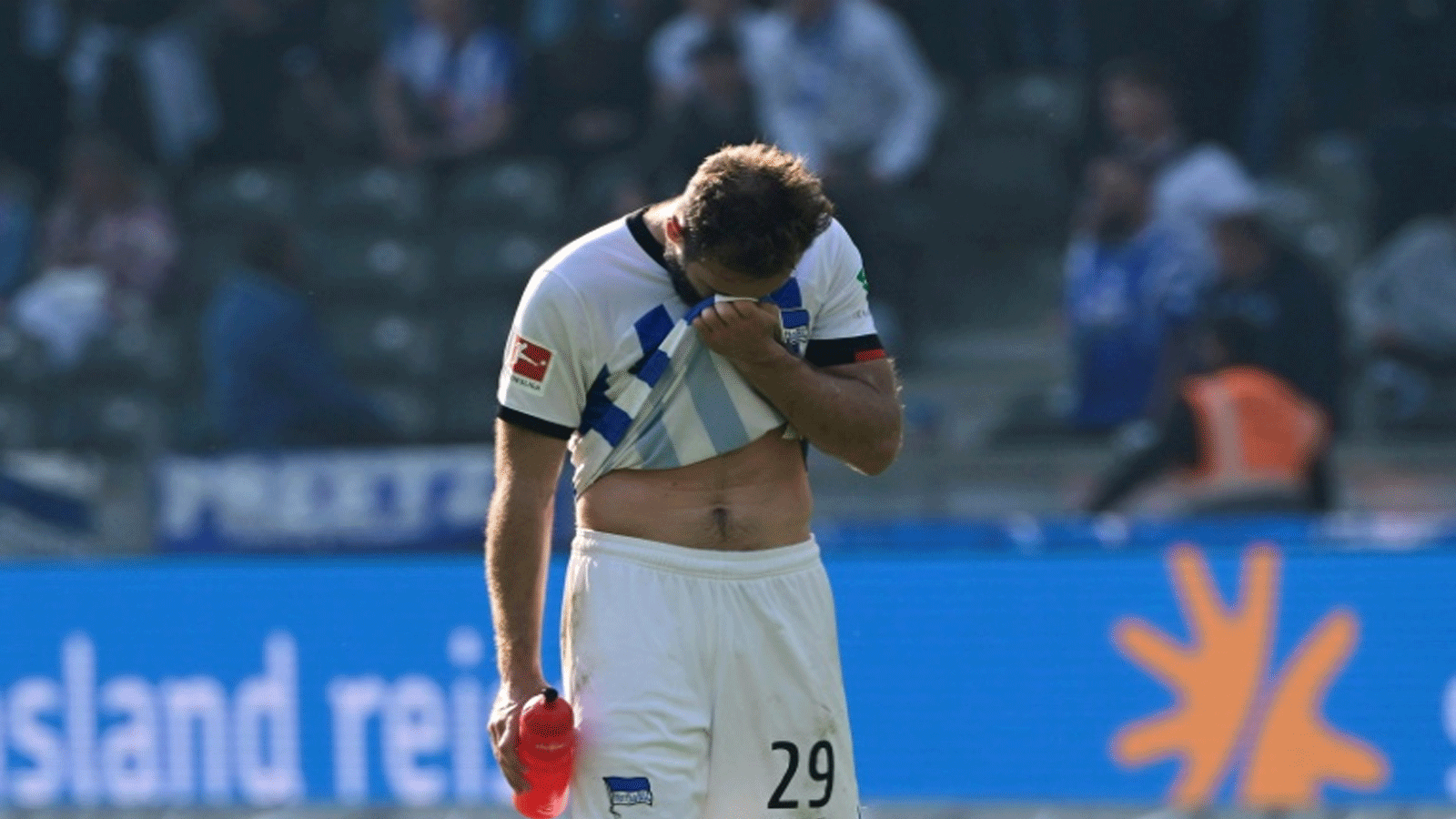 لاعب وسط هرتا برلين الفرنسي لوكاس توسار حزيناً بعد نهاية مباراة فريقه أمام بوخوم بالتعادل 1-1 وهبوطه إلى الدرجة الثانية في برلين. 20 أيار/مايو 2023