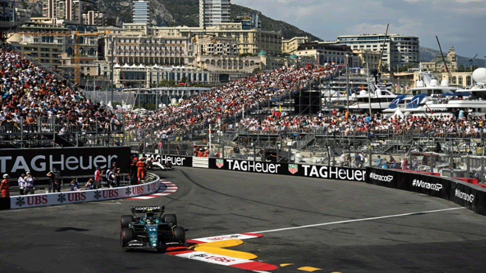 سائق أستون مارتن الاسباني فرناندو الونسو خلال التجارب الرسمية لسباق جائزة موناكو الكبرى في الفورمولا واحد في 27 أيار/مايو 202