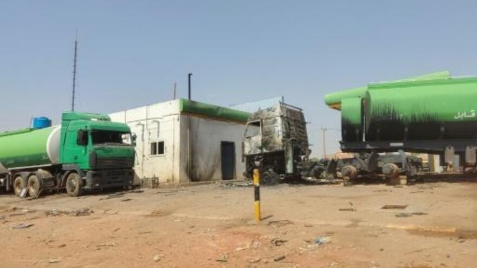 صورة تظهر محطة وقود تعرض للتخريب في جنوب الخرطوم بتاريخ 28 مايو 2023 
