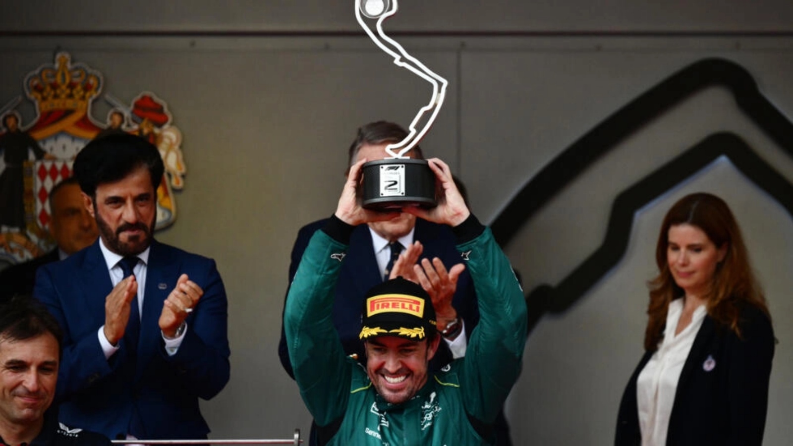 سائق استون مارتن الإسباني فرناندو ألونسو يرفع كأس المركز الثاني لسباق جائزة موناكو الكبرى في 28 مايو 2023