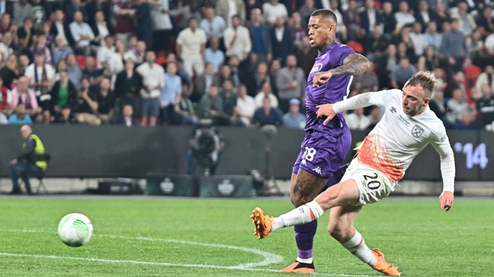 مهاجم وست هام يونايتد الانكليزي جارود بوين لحظة تسجيله الهدف الثاني في مرمى فيورنتينا الايطالي (2-1) في المباراة النهائية لمسابقة كونفرنس ليغ في براغ في السابع من حزيران/يونيو 2023.