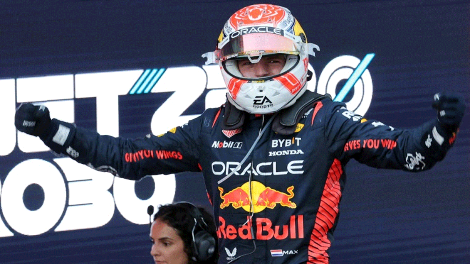 سائق ريد بول الهولندي ماكس فيرستابن فرحاً بعد فوزه بسباق جائزة إسبانيا الكبرى على حلبة برشلونة في 4 حزيران/يونيو 2023