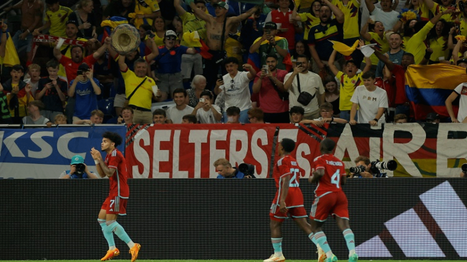 لاعبو المنتخب الكولومبي يحتفلون بهزّ شباك المانيا (2-0) في مباراة دولية ودية. غيلسنكيرشن في 20 حزيران/يونيو 2023