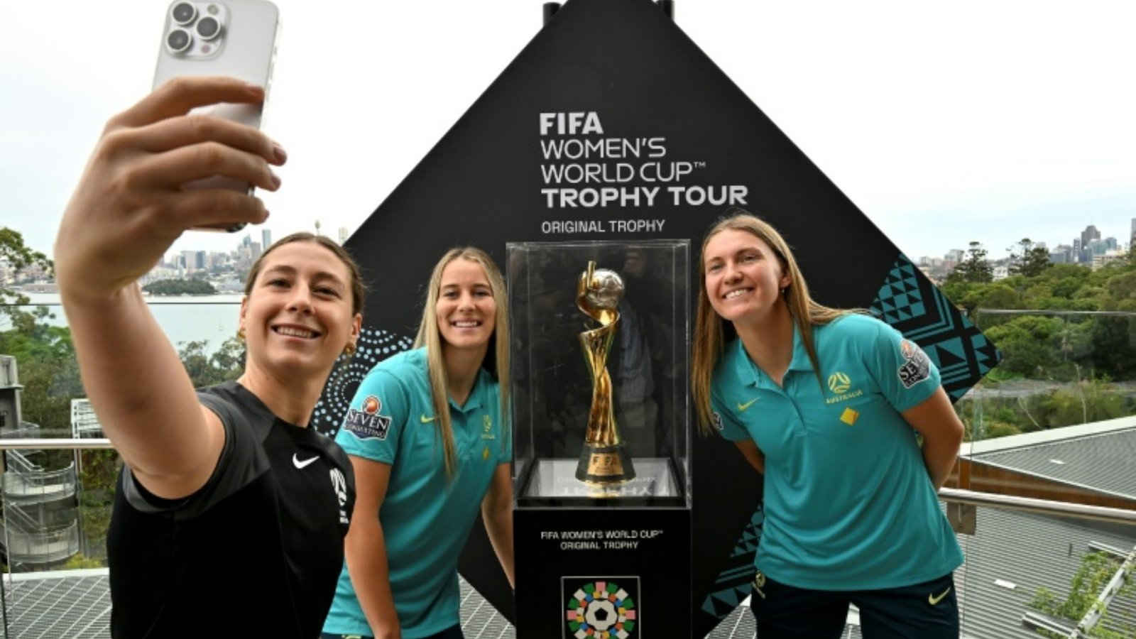 (من اليسار الى اليمين) لاعبات منتخب أستراليا سارة هانتر، كورتني نيفن وكلير هانت أمام كأس العالم للسيدات خلال جولة في حديقة تارونغا في سيدني في 8 يونيو 2023