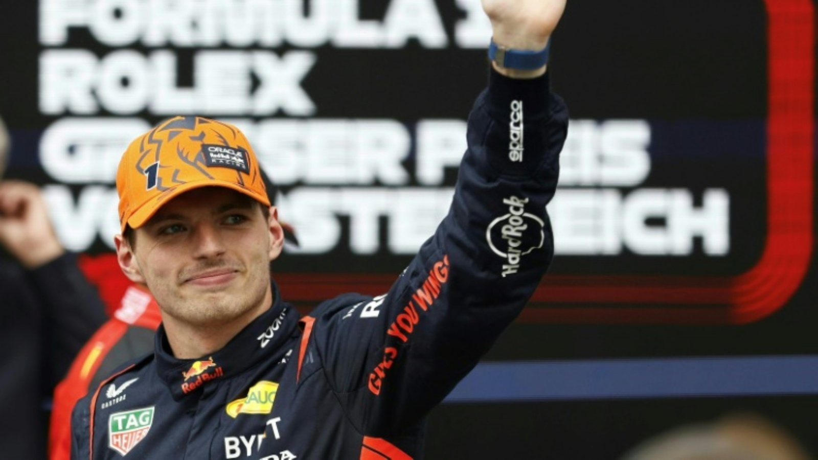 سائق فريق ريد بول الهولندي ماكس فيرستابن يحيي الجمهور بعد فوزه بسباق السرعة في جائزة النمسا الكبرى لسباقات الفورمولا واحد. الاول من يوليو 2023