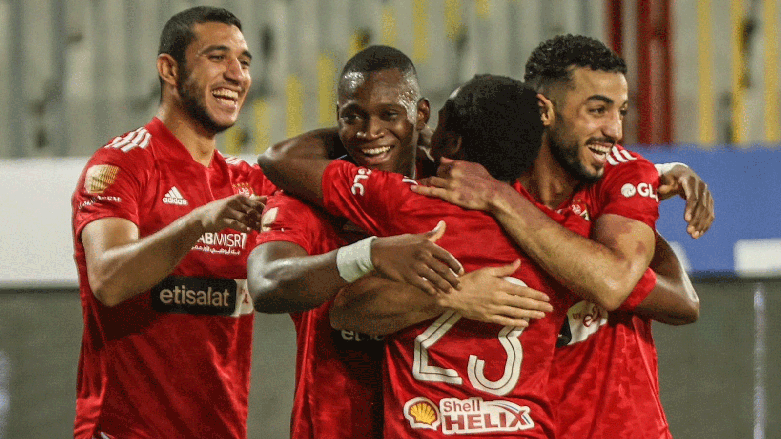 لاعبو الأهلي المصري يحتفلون بفوزهم على الاسماعيلي(تويتر)