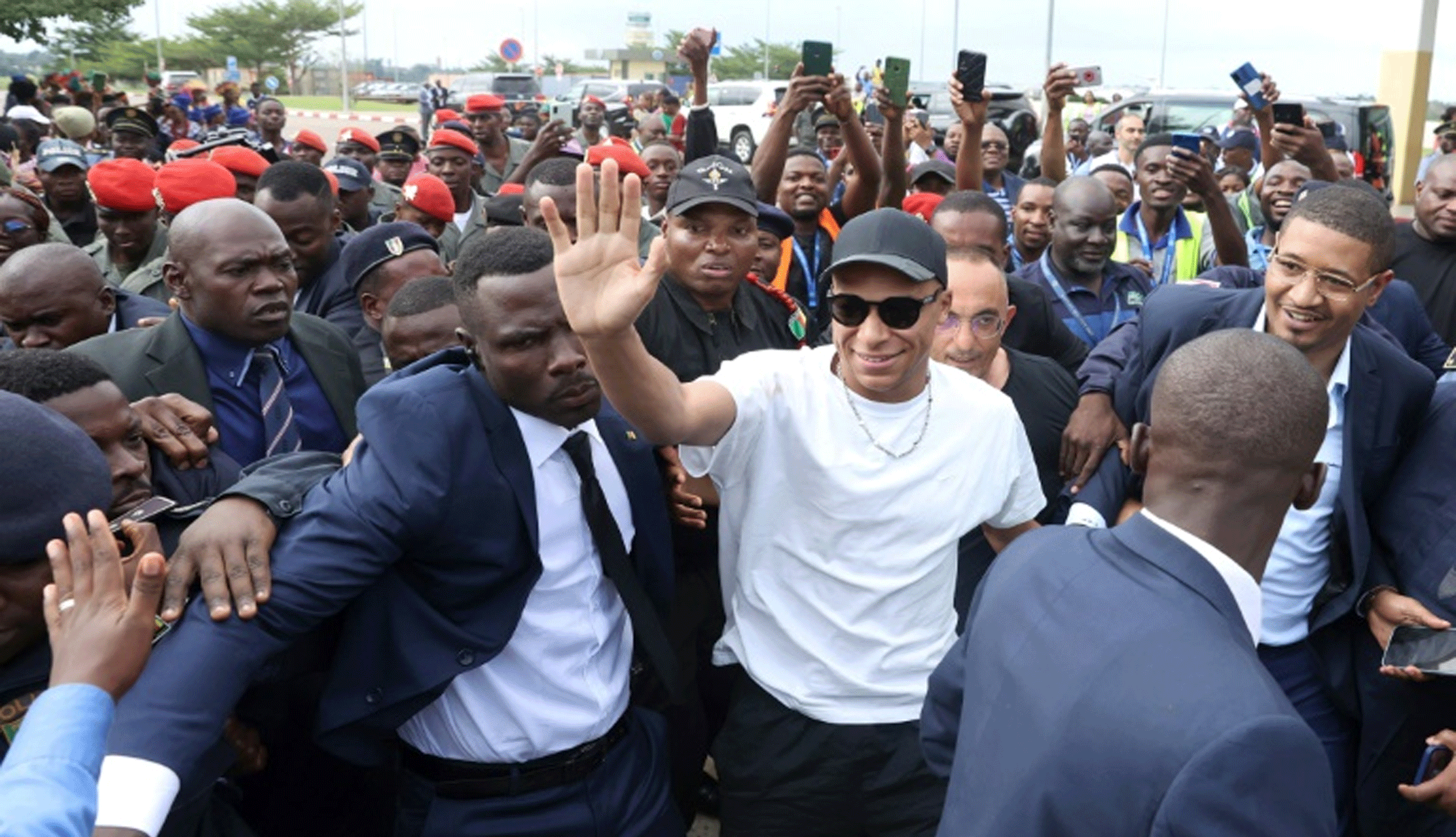 النجم الفرنسي كيليان مبابي يصل إلى مطار ياوندي في العاصمة الكاميرونية في 6 تموز/يوليو 2023 ضمن زيارة الى مسقط رأس والده