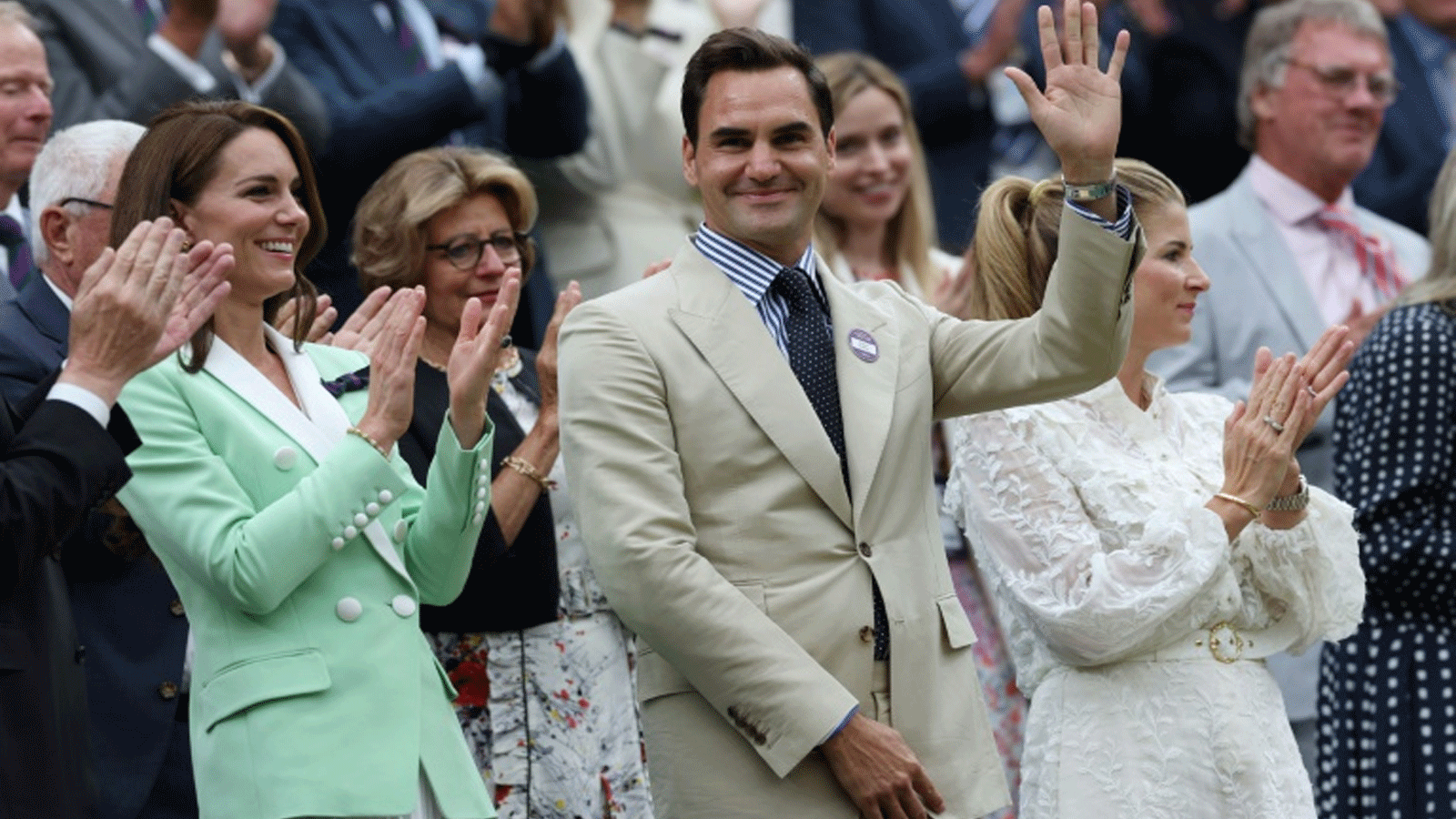 السويسري روجيه فيدرر في المقصورة الملكية للملعب الرئيس في ويمبلدون إلى جانب زوجته ميكا (يمين) وأميرة ويلز كيت (يسار) في 4 تموز/يوليو 2023 في لندن