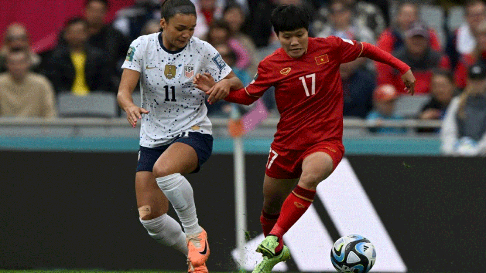 مهاجمة منتخب الولايات المتحدة صوفيا سميث (يسار) في لقطة لها خلال مباراة فريقها ضد فيتنام في مونديال السيدات لكرة القدم. 22 تموز/يوليو 2023