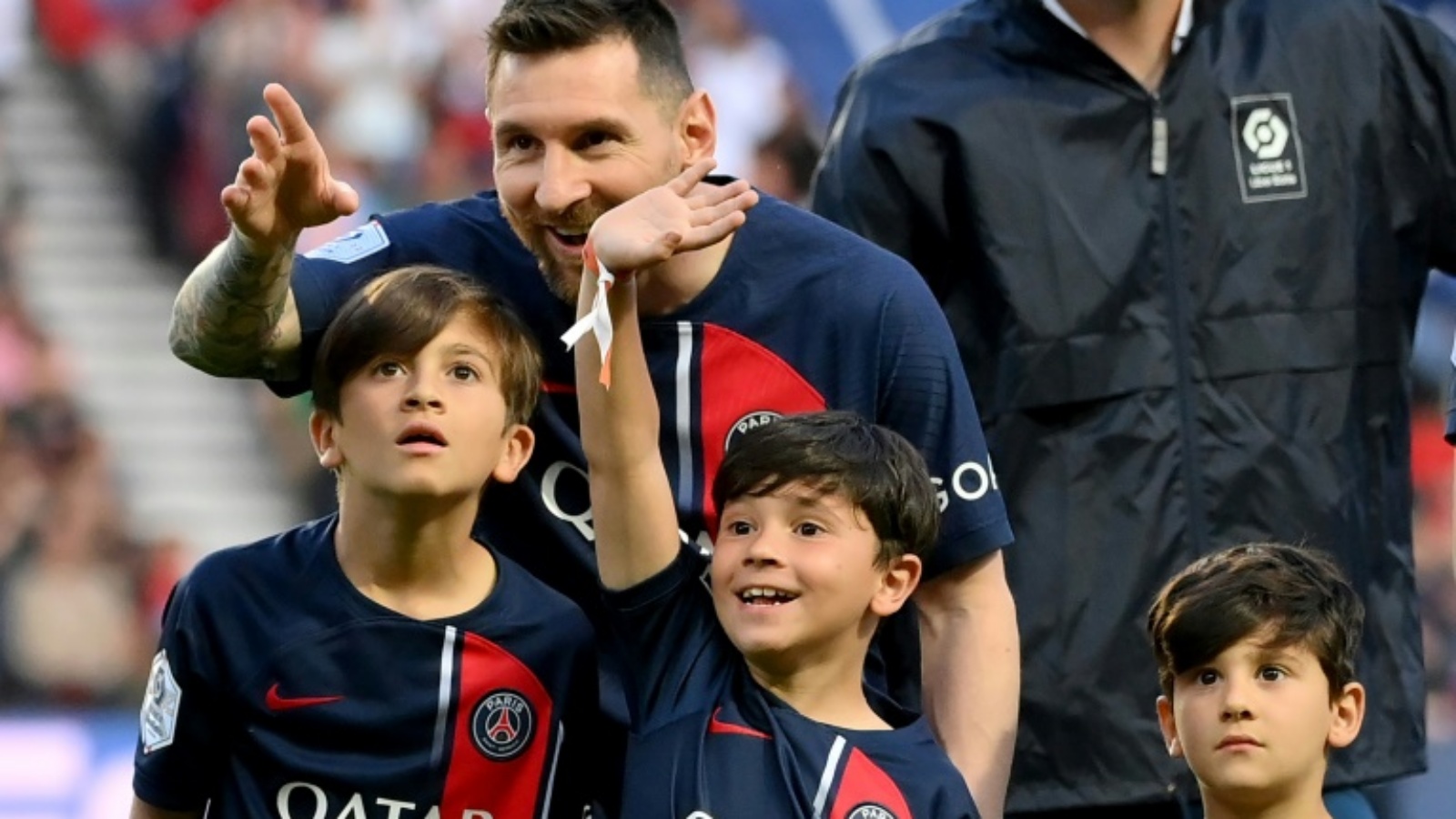 ليونيل ميسي مع أطفاله ليلة مباراته الأخيرة مع باريس سان جرمان