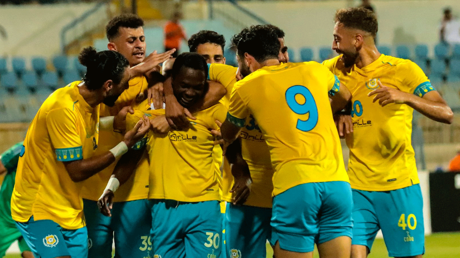 لاعبو فريق الاسماعيلي يحتفلون بفوزهم على الاتحاد السكندري(تويتر)