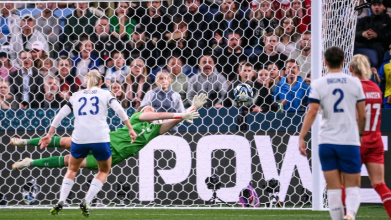 لورين جيمس تسجل لإنكلترا في مرمى الدنمارك في كأس العالم لكرة القدم في سيدني في 28 يوليو 2023