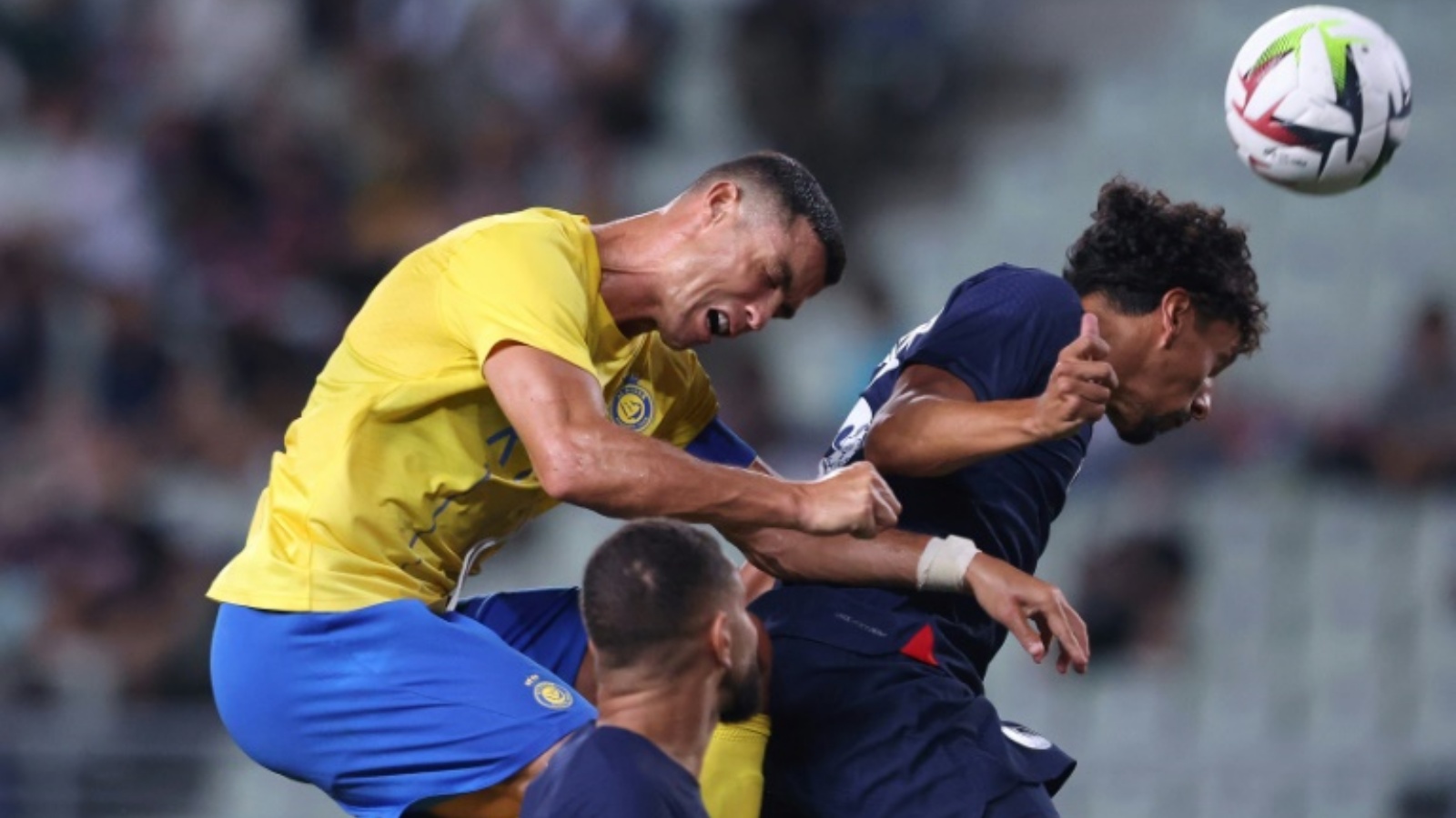 البرتغالي كريستيانو رونالدو (يسار) يتنافس مع البرازيلي ماركينيوس على الكرة خلال مباراة النصر وباريس سان جرمان