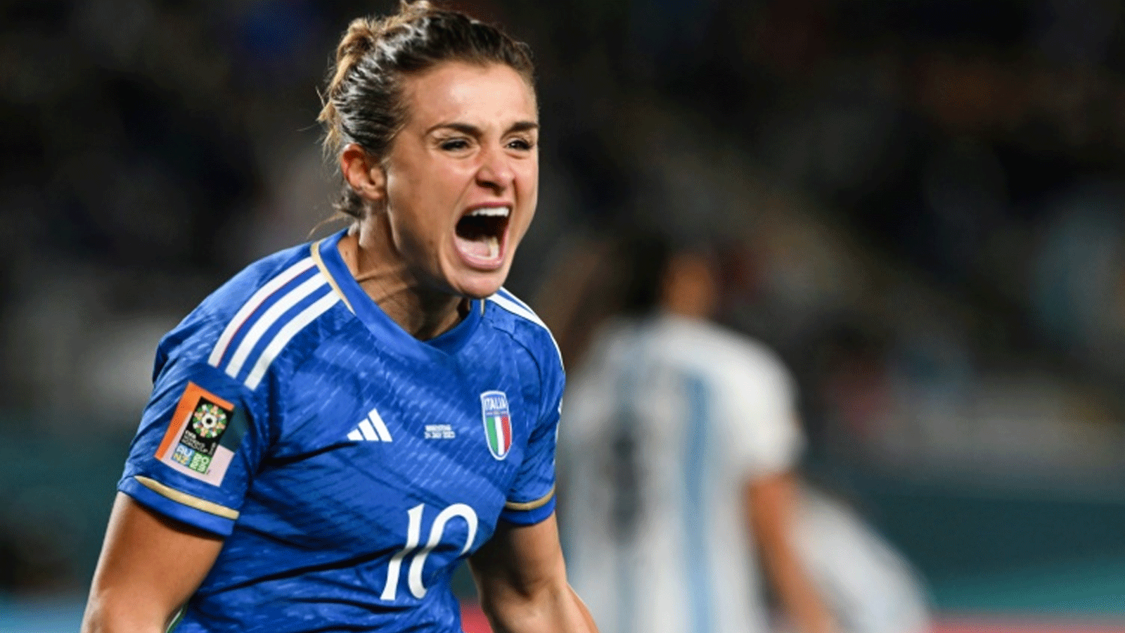 لاعبة إيطاليا كريستيانا جيريلي تحتفل بهدف الفوز في مرمى الأرجنتين
