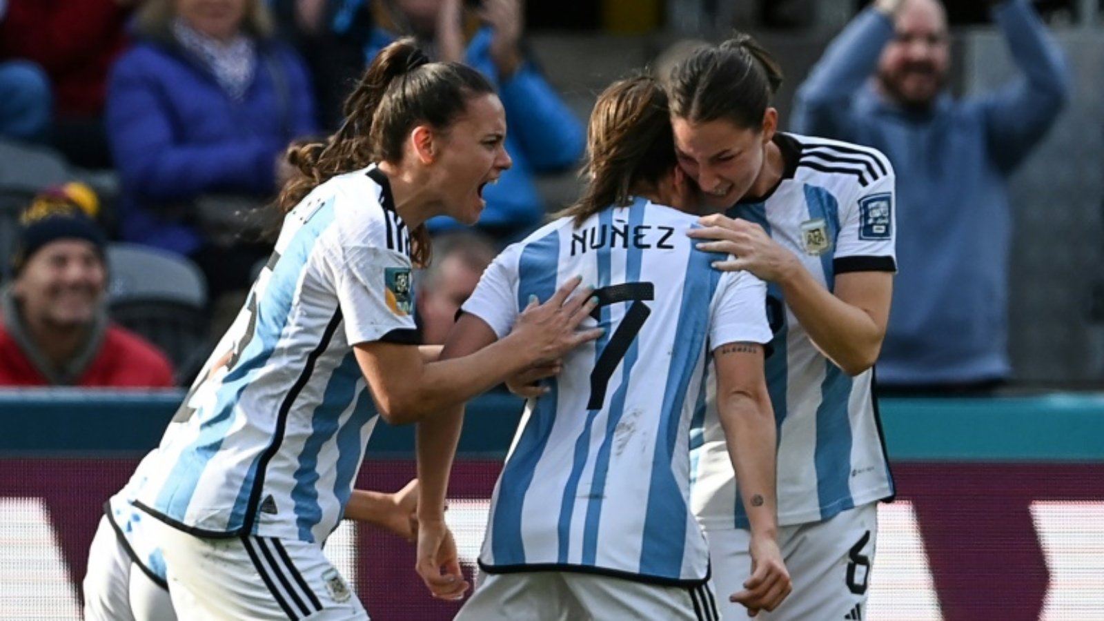 لاعبة وسط الأرجنتين رومينا نونيس (رقم 7) تحتفل مع زميلاتها بتسجيلها هدف التعادل لمنتخب بلادها في مرمى جنوب افريقيا في مونديال السيدات لكرة القدم. 28 يوليو 2023