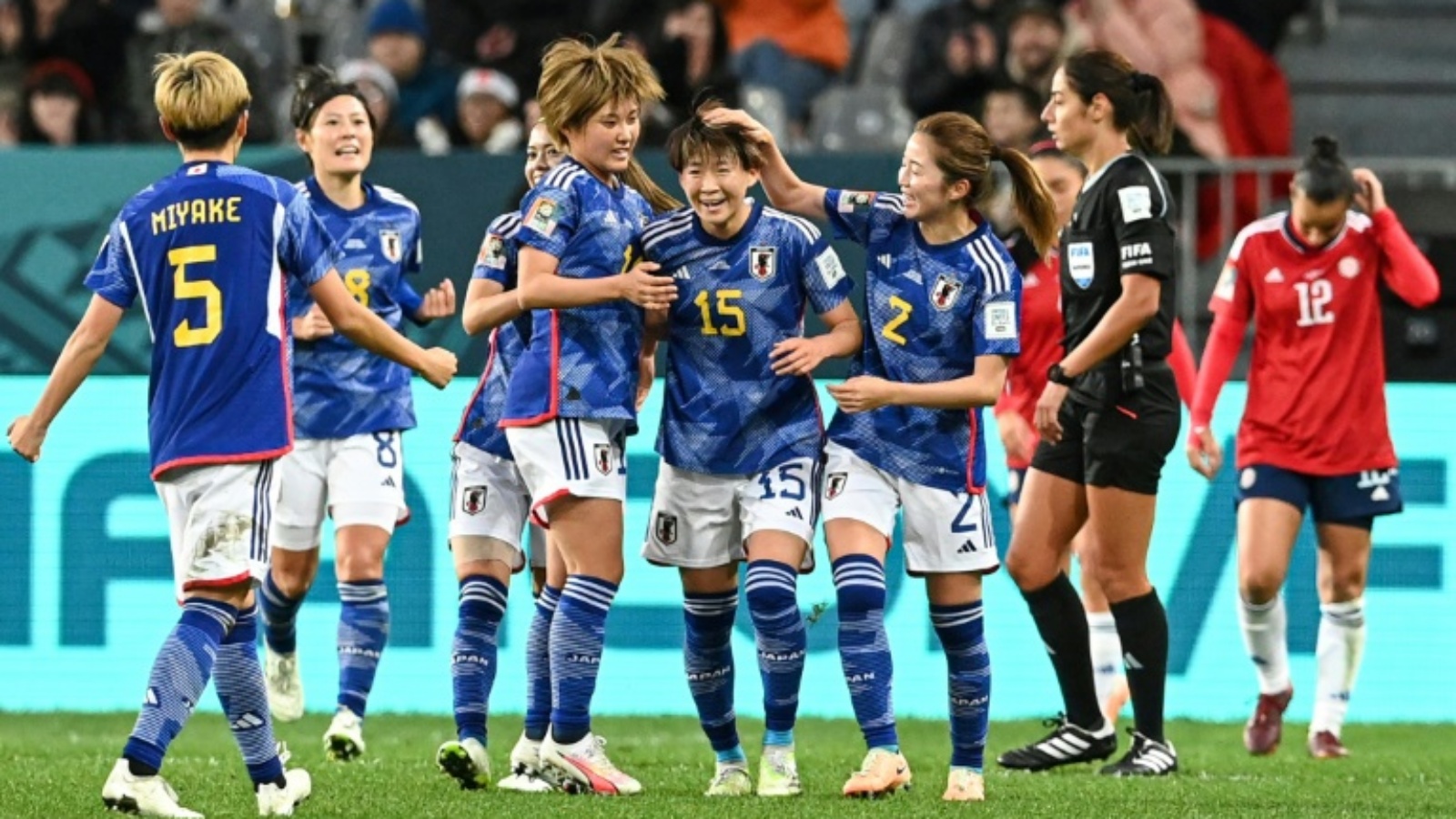 لاعبات اليابان يحتفلن بهدف أوبا فوجينو ضد كوستاريكا في دور المجموعات من مونديال السيدات في دونيدين في نيوزيلندا في 26 يوليو 2023