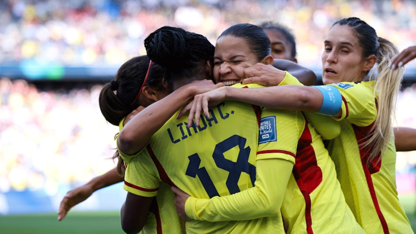 مهاجمة كولومبيا ليندا كايسيدو (وسط) تحتفل مع زميلاتها بهدفها ضد كوريا الجنوبية ضمن دور المجموعات لكأس العالم للسيدات في كرة القدم على ملعب 