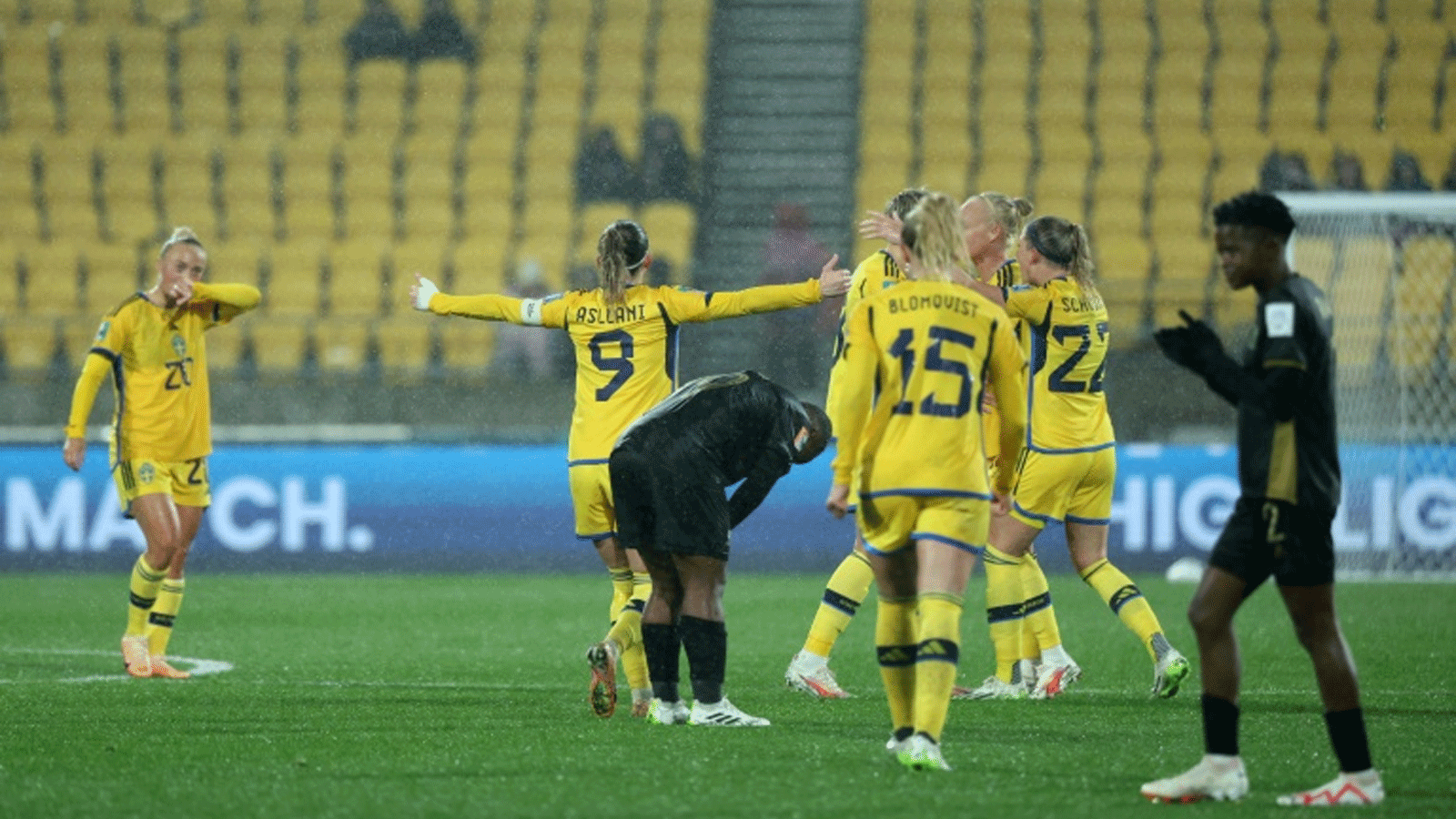 لاعبات المنتخب السويدي يحتفلن بعد فوزهن على جنوب أفريقيا في مونديال السيدات لكرة القدم في أستراليا ونيوزيلندا في 23 تموز/يوليو 2023