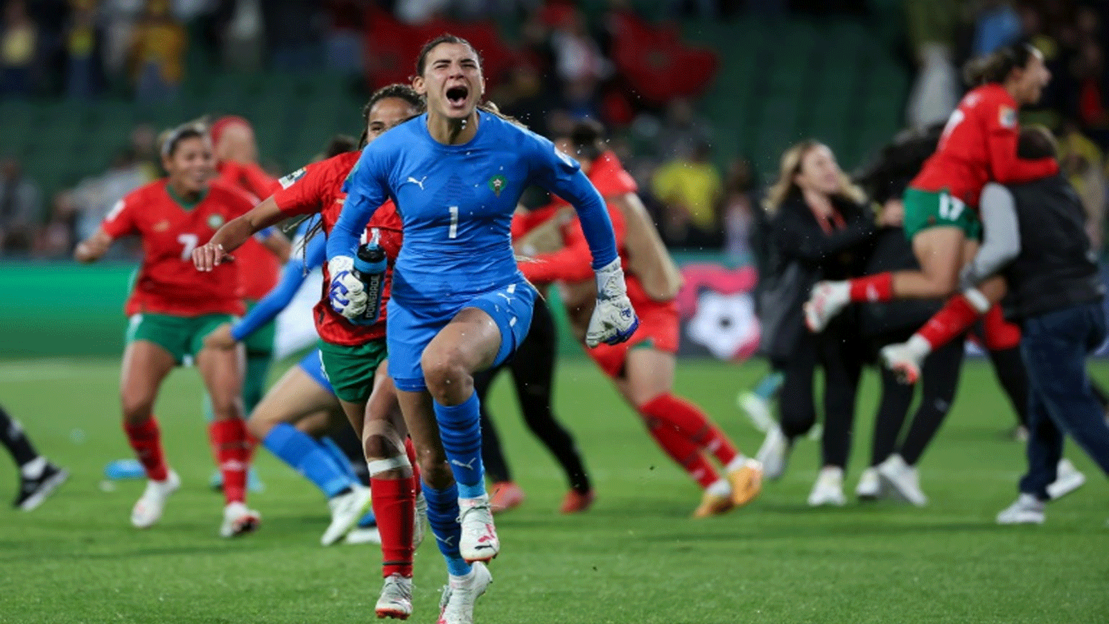 حارسة مرمى منتخب المغرب خديجة الرميشي تحتفل مع زميلاتها بتأهل المنتخب الى ثمن النهائي