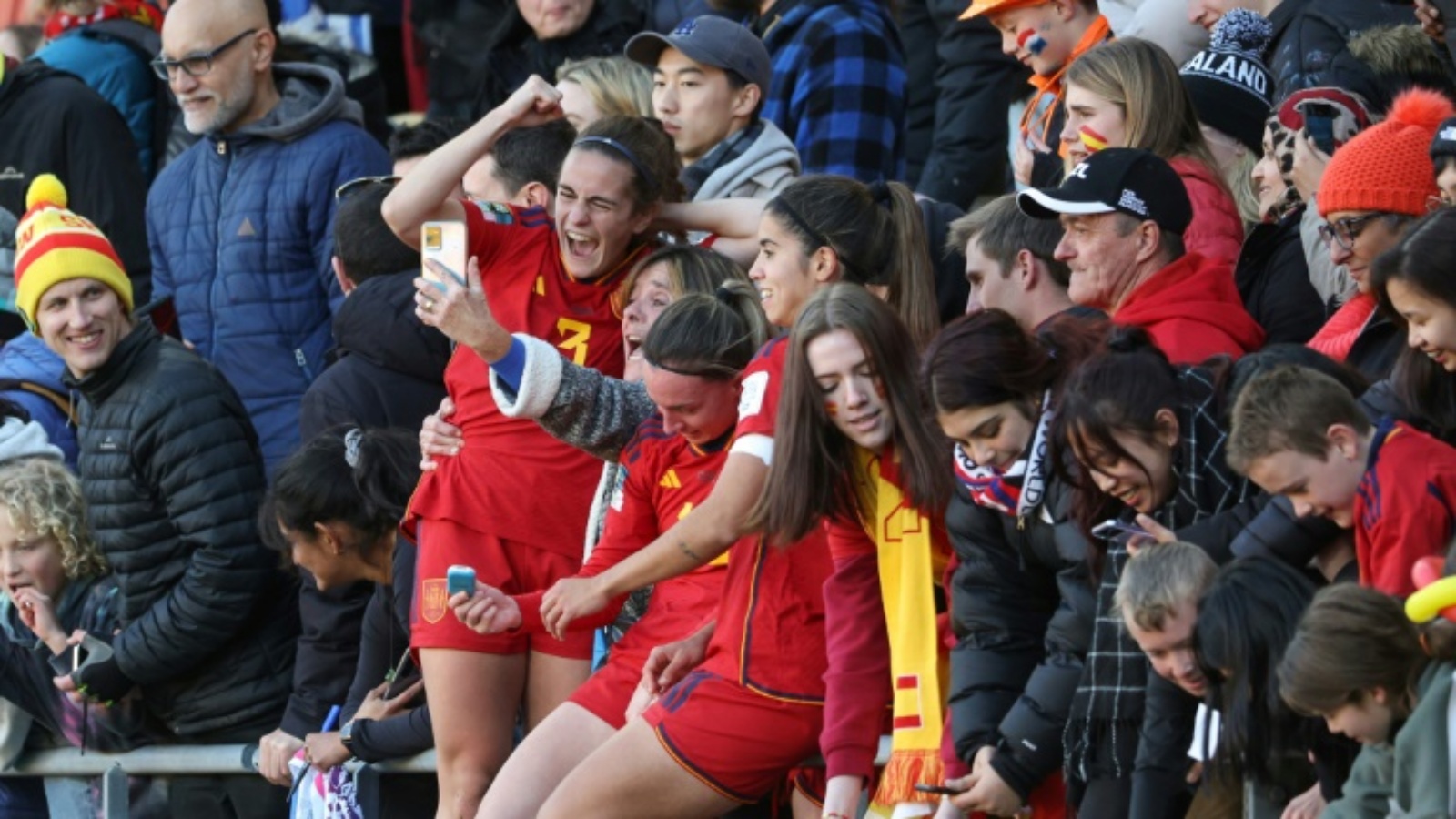 لاعبات إسبانيا يحتفلن مع الجماهير بعد فوزهن على هولندا وتأهلهن إلى نصف نهائي مونديال السيدات بكرة القدم في 11 أغسطس 2023