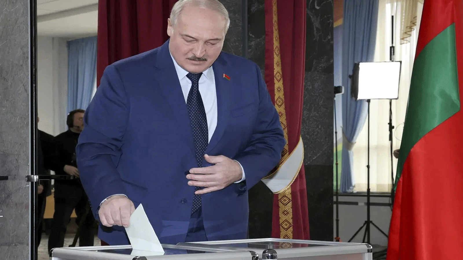 صورة أرشيفية لرئيس بيلاروسيا يدلي بصوته في انتخابات 2020