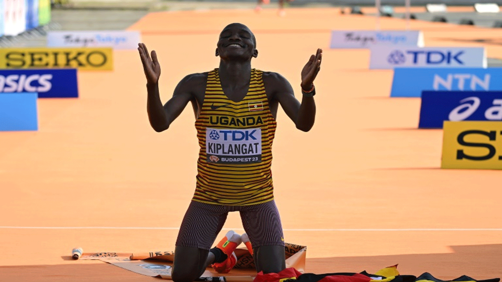 العداء الاوغندي فيكتور كيبلانغات محتفلا بعد فوزه في سباق الماراثون في بطولة العالم لالعاب القولى في بودابست. 27 اب/اغسطس 2023