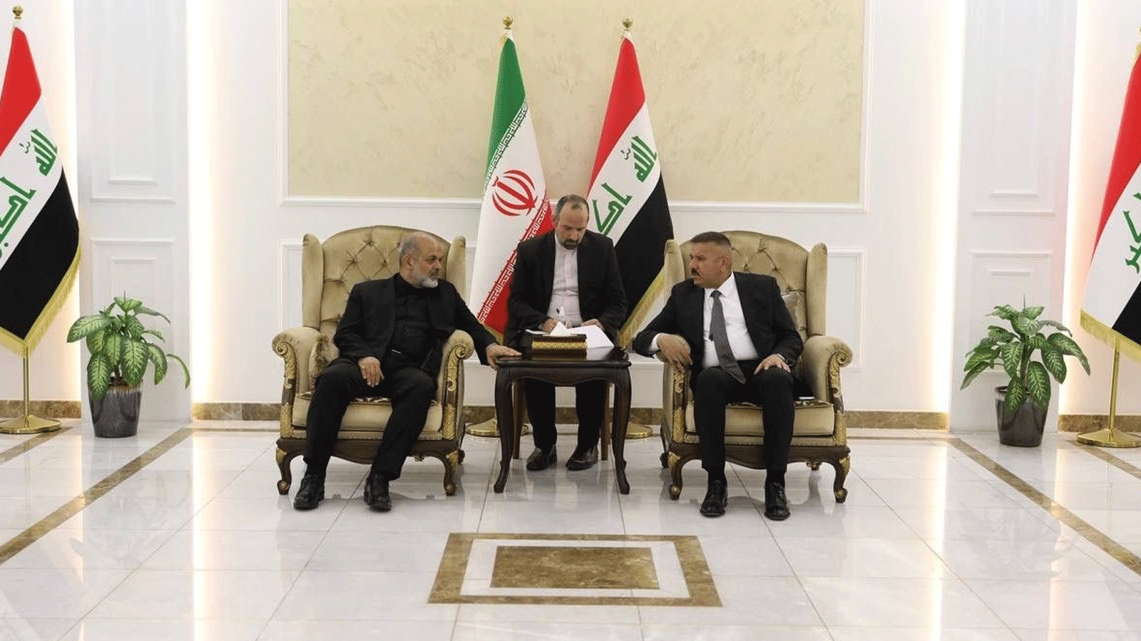 وزير الداخلية العراقي عبد الأمير الشمري يستقبل نظيره الايراني احمد وحيدي لدى وصوله الى بغداد. الثلاثاء 29 آب\اغسطس 2023 (الداخلية)