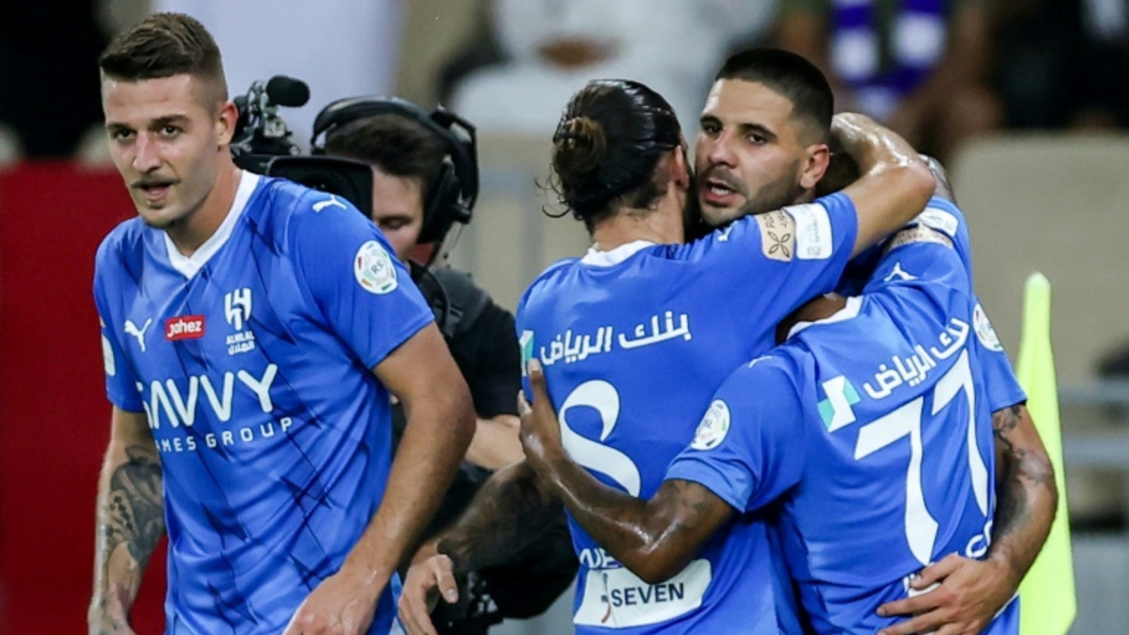 مهاجم الهلال الصربي ألكسندر ميتروفيتش (يسار) يحتفل مع زملائه بهز شباك الاتحاد في الدوري السعودي لكرة القدم في الاول من سبتمبر 2023