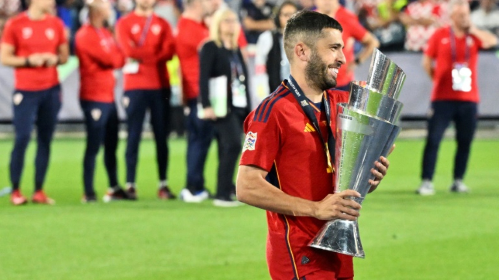 جوردي ألبا حاملاً كأس دوري الأمم الأوروبية الذي أحرزه المنتخب الإسباني على حساب كرواتيا بركلات الترجيح في 18 يونيو 2023