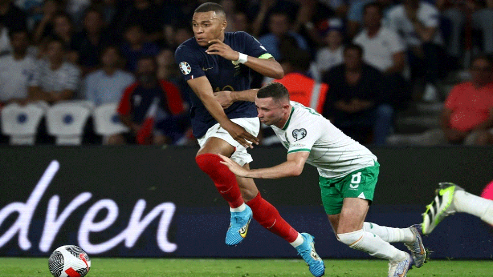 مهاجم منتخب فرنسا كيليان مبابي (يسار) في صراع على الكرة مع الايرلندي الن براون خلال لقاء المنتخبين في تصفيات كأس اوروبا 2024. 7 ايلول/سبتمبر 2023