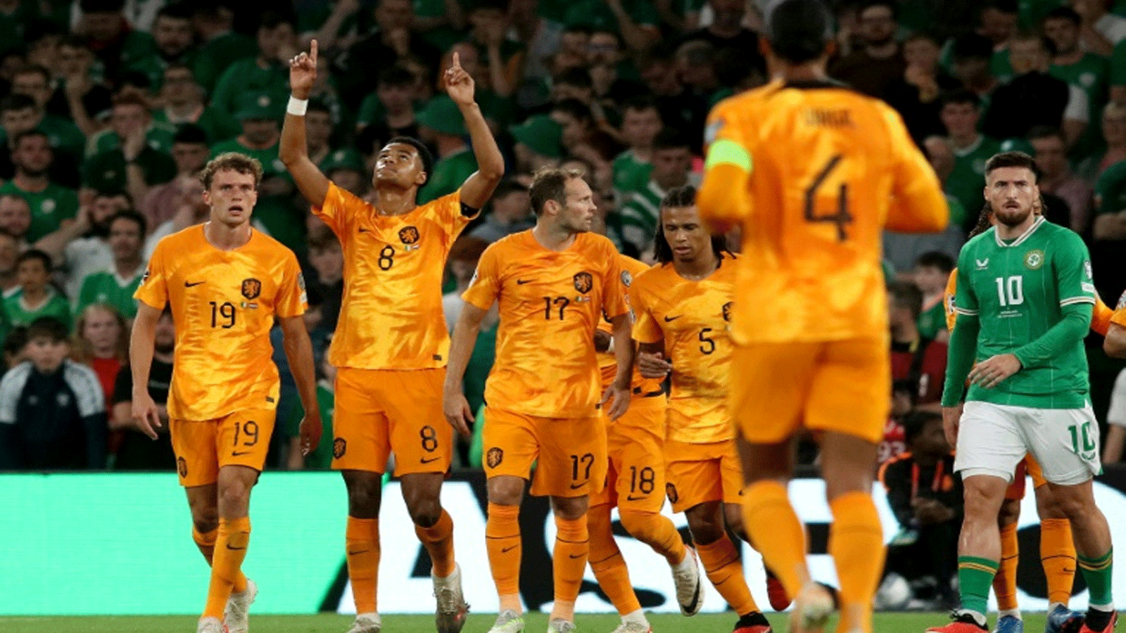 لاعبو هولندا يحتفلون بهدف كودي خاكبو (الثاني من اليسار) في مرمى ايرلندا خلال تصفيات كأس أوروبا 2024. دبلن، في 10 أيلول/سبتمبر 2023