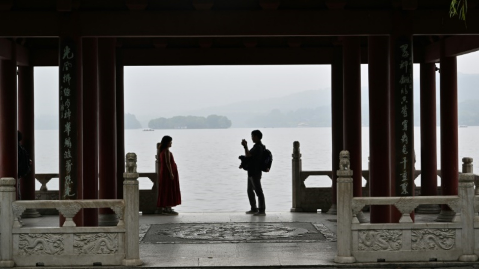 أشخاص يزورون البحيرة الغربية في هانغجو في 22 أيلول/سبتمبر 2023 عشية انطلاق دورة الألعاب الآسيوية