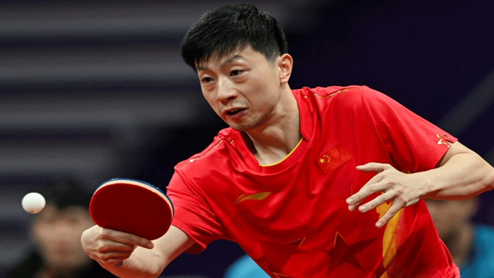 الصيني ما لونغ خلال مباراته مع الكوري الجنوبي غانغ-هيون في نهائي الفرق ضمن منافسات كرة الطاولة في آسياد هانغجو في 26 أيلول/سبتمبر 2023