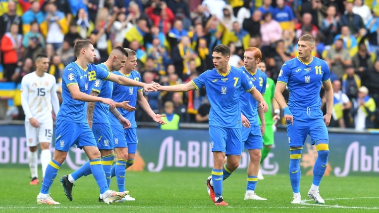 لاعبو المنتخب الاوكراني يحتفلون بافتتاح التسجيل في مرمى مقدونيا الشمالية (2-0) في براغ في تصفيات كأس أوروبا 2024 في 14 تشرين الأول/أكتوبر 2023