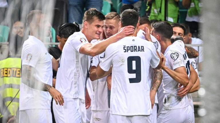 لاعبو سلوفينيا يحتفلون بالفوز على فنلندا (3-0) في تصفيات كأس أوروبا 2024 في ليوبليانا في 14 تشرين الأول/أكتوبر 2023