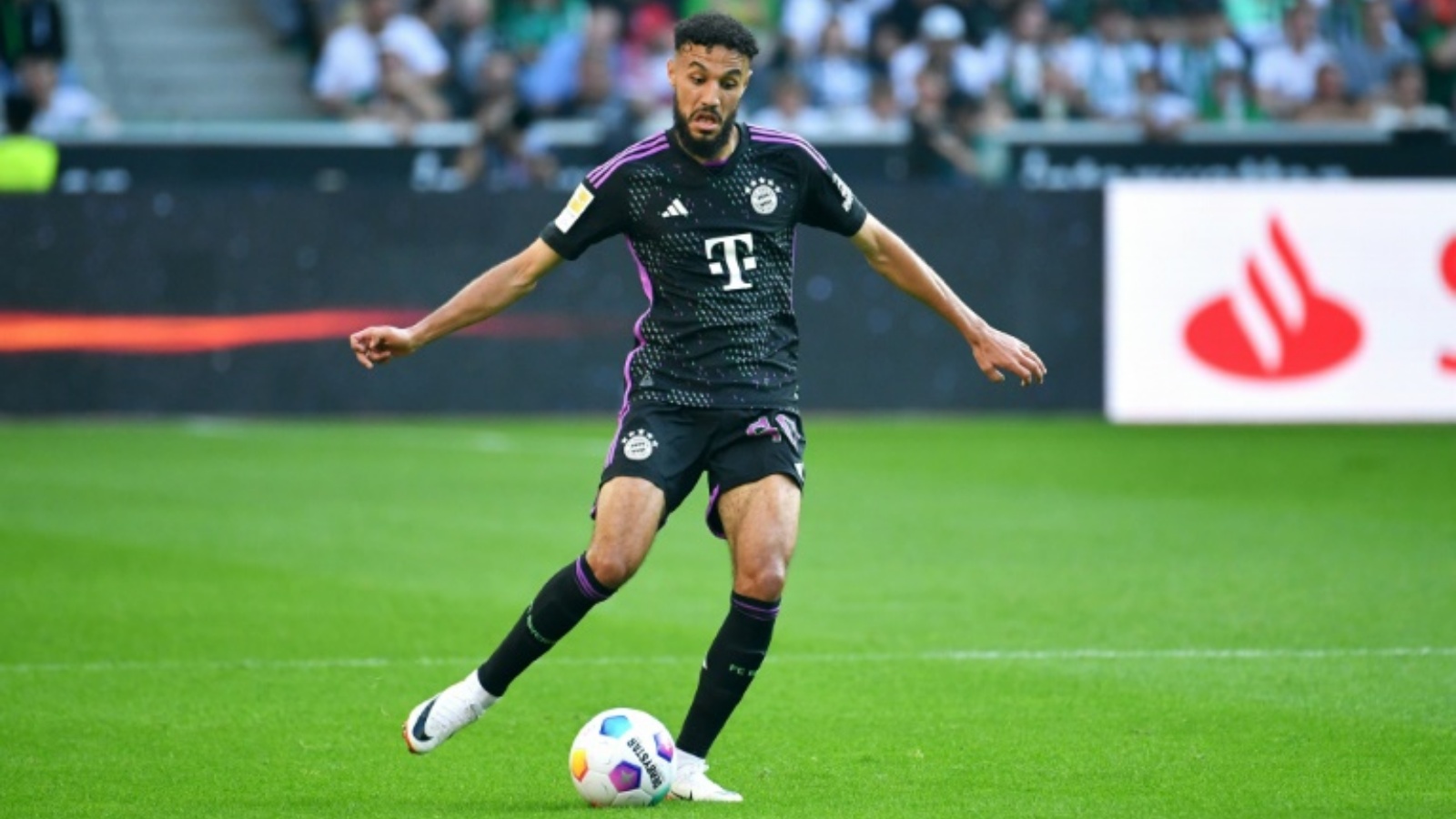 المغربي نصير مزراوي مدافع بايرن ميونيخ خلال مباراة فريقه أمام بوروسيا مونشنغلادباخ في 2 سبتمبر 2023