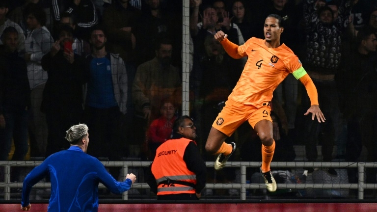 فيرجيل فان دايك يحتفل بالتسجيل لهولندا في مرمى اليونان في تصفيات كأس أوروبا 2024. أثينا في 16 تشرين الاول/اكتوبر 2024