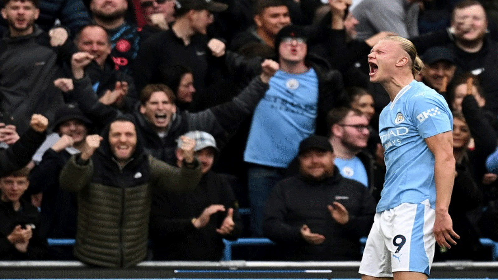 مهاجم مانشستر سيتي الدولي النروجي إرلينغ هالاند يحتفل بالهدف الثاني في مرمى برايتون (2-1) في الدوري الانكليزي في 21 تشرين الأول/أكتوبر 2023