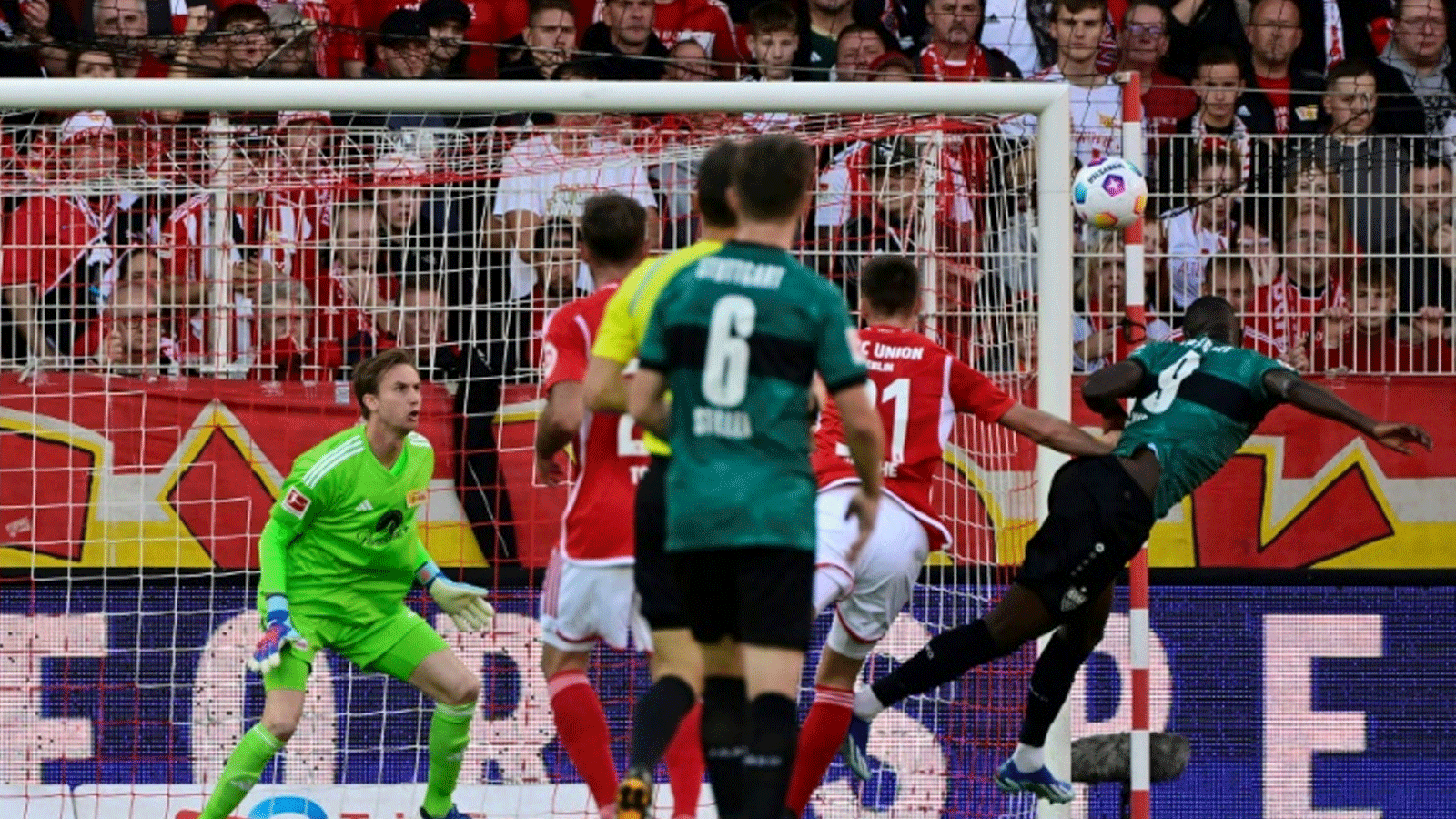 أصبح لاعب شتوتغارت الغيني سيرهو غيراسي ثاني لاعب هذا القرن في الدوريات الخمسة الكبرى في أوروبا يسجل 14 هدفًا في أول ثماني مباريات، بعد البرتغالي كريستيانو رونالدو مع ريال مدريد الاسباني في موسم 2014-2015