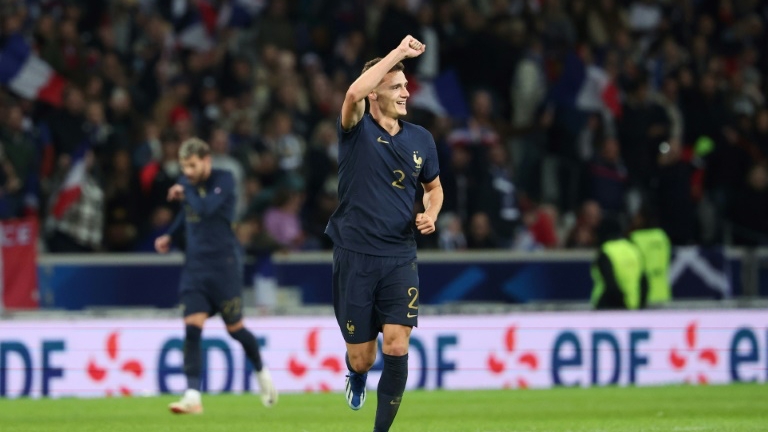 بنجامان بافار مدافع منتخب فرنسا فرحا بهدفه في مرمى اسكتلندا خلال المباراو الودية على ملعب بيار-موروا في فيلنوف-داسك في 17 تشرين الأول/أكتوبر 2023 