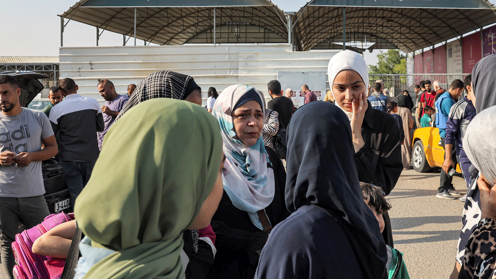 العديد من مزدوجات الجنسية ينتظرن للعبور إلى مصر